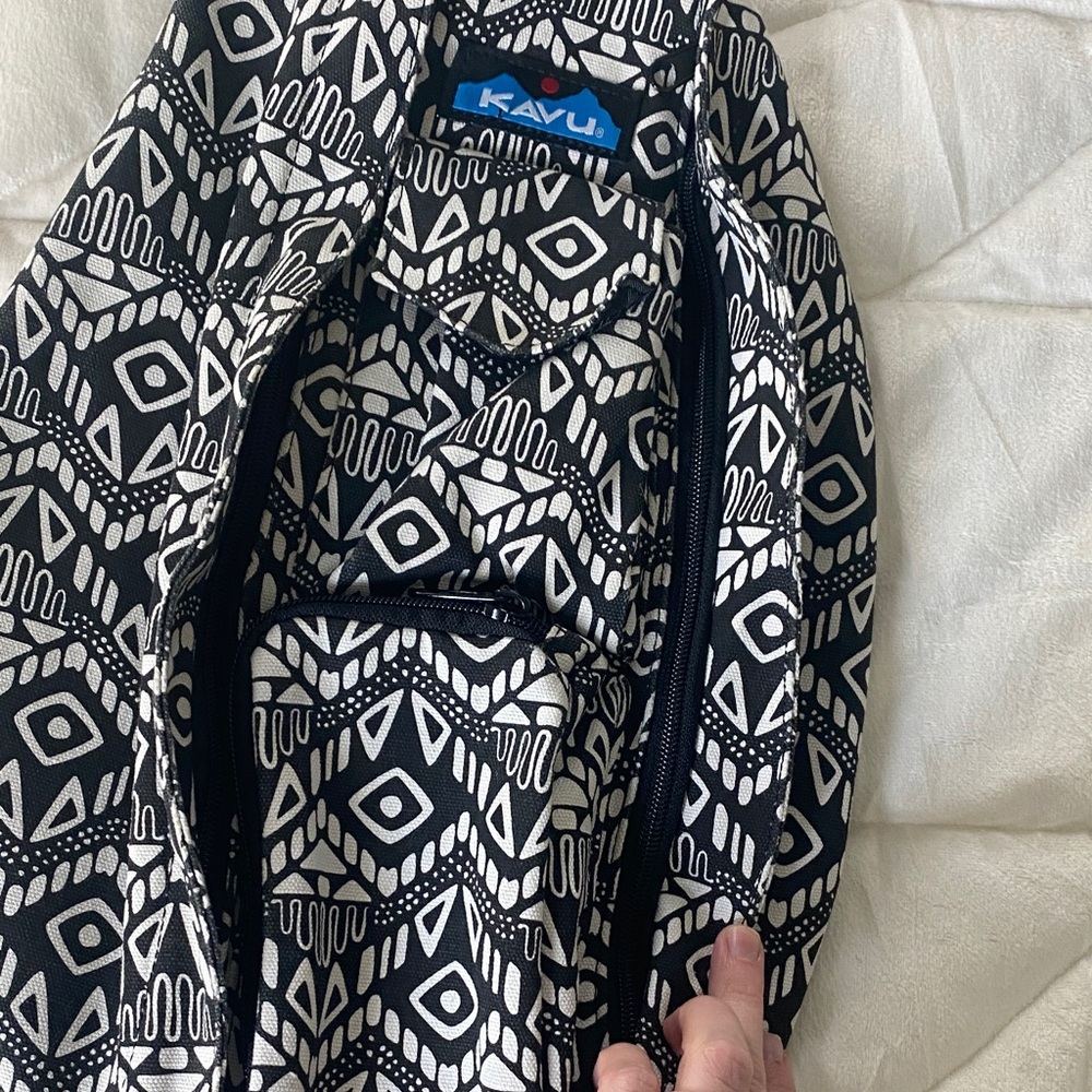 Kavu Black and White Geometric Patterned Rope Sling Bag - Picture 4 of 12